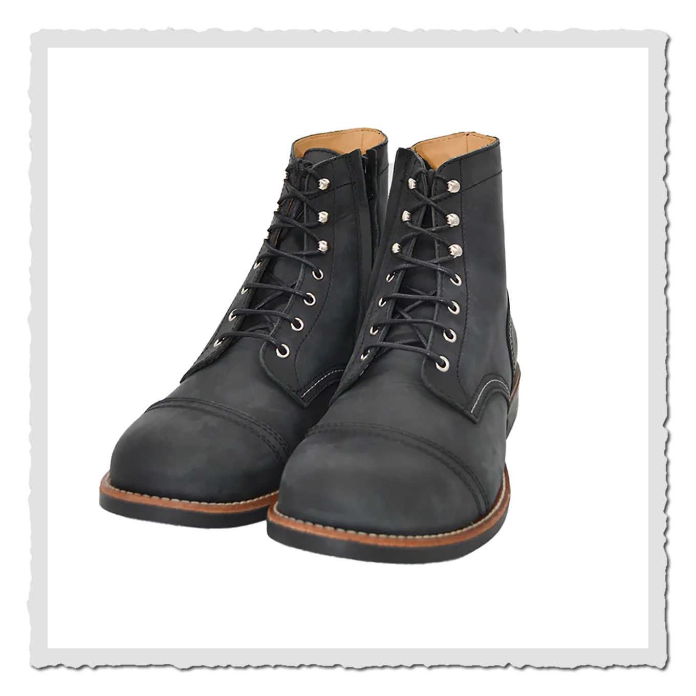 Paar schwarze Schnürstiefel aus Leder, frontal schräg fotografiert, vor weißem Hintergrund, helles Innenfutter sichtbar.